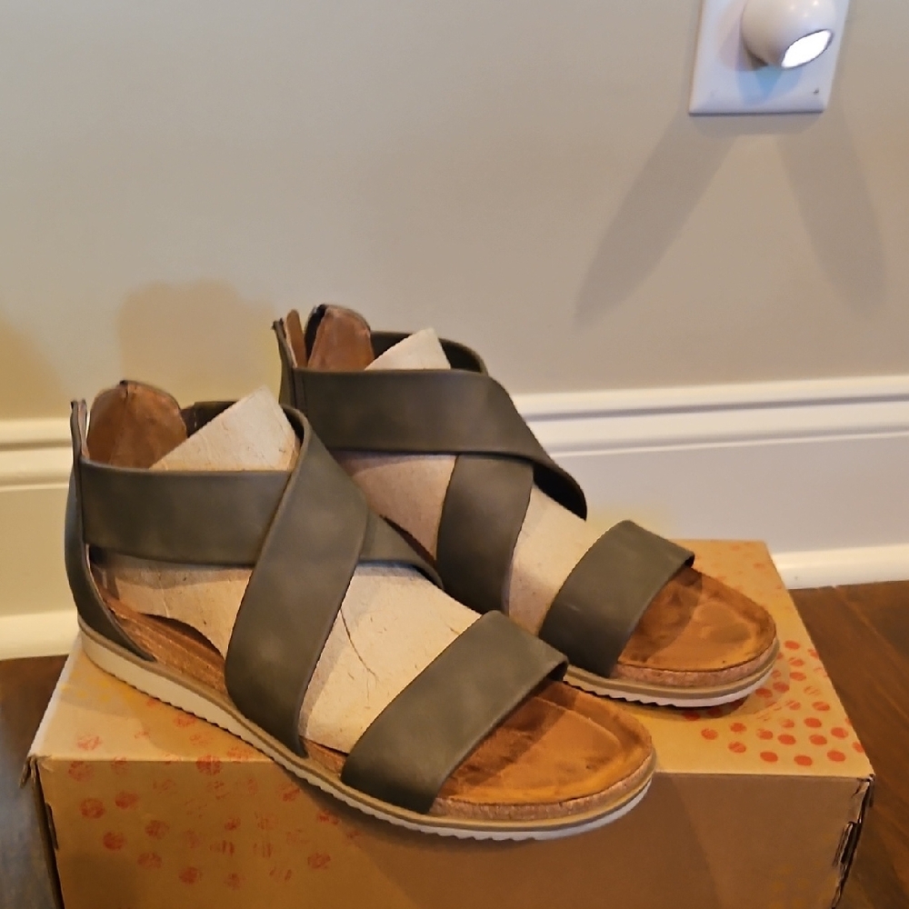 Stylish Strappy Sandals in Mocha